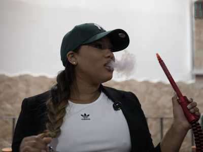 Prima di andarcene ci avviciniamo ad alcuni degli avventori del locale. Tra di loro c�� Rosanyi, originaria di Santo Domingo e residente a Barcellona. �In Spagna fumare narghil� � normale � ci dice -. Perch� per me la shisha � silenzio: uno spazio di quiete che dedico solo a me stessa�
